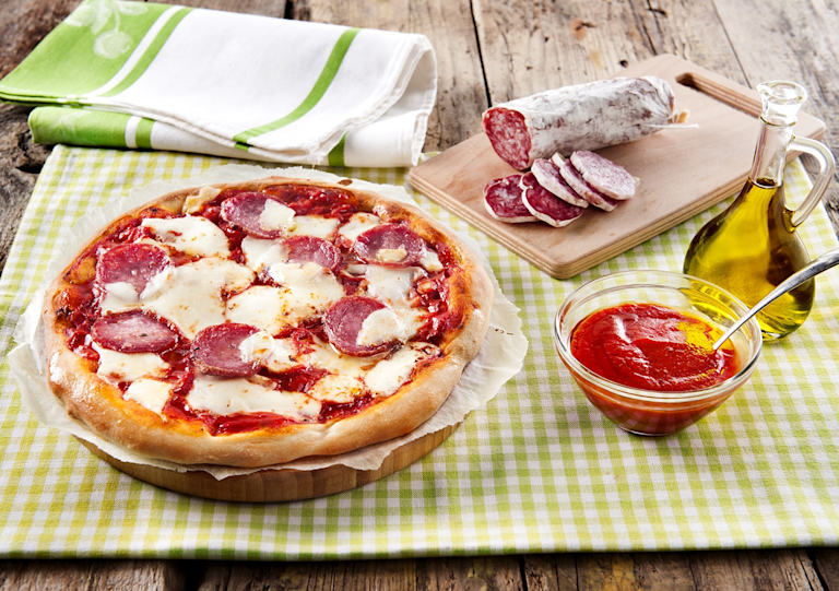 Pizza mit salami : recette facile et savoureuse à la maison